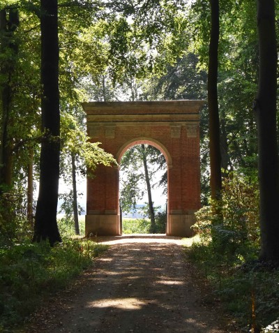 Een foto van de triomfboog in het kasteelpark van Gaasbeek