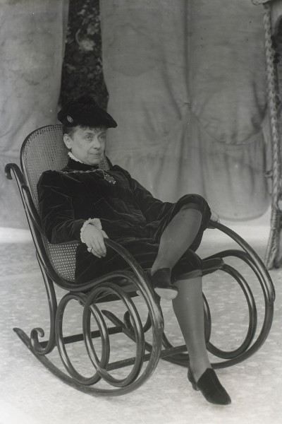Foto van Marie Arconati Visconti in een schommelstoel