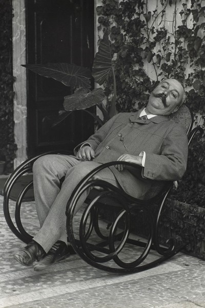Foto van Raoul Duseigneur in schommelstoel