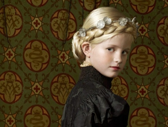 Foto van Erwin Olaf, meisje met blonde haren voor een muur met wanschilderingen