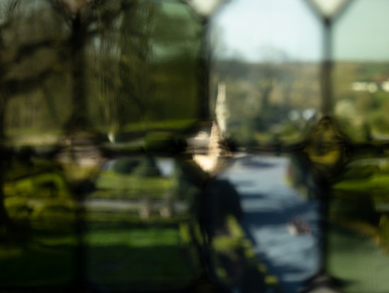 Foto van de binnentuin getrokken door een glas in loodraam