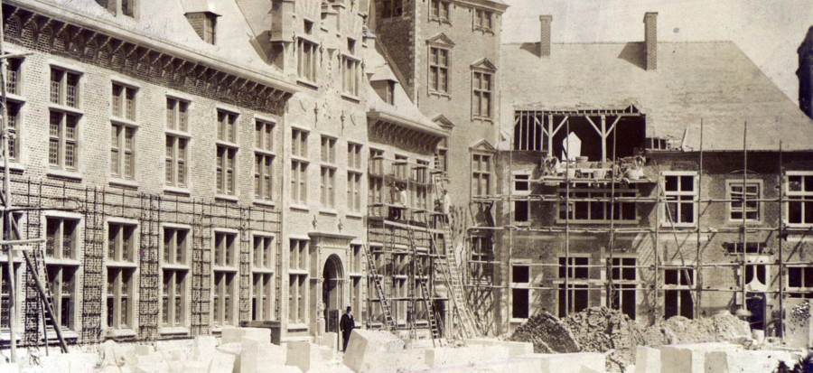 Foto van kasteel tijdens de restauratiewerken eind negentiende eeuw