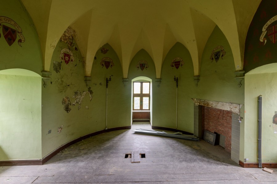 De kamer van Carletto voor restauratie, een torenkamer met afgeblakerde verf