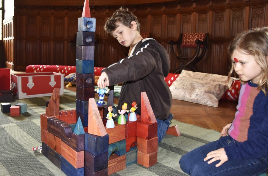 Twee kinderen bouwen een kasteel van kleurrijke blokken in de Ridderzaal